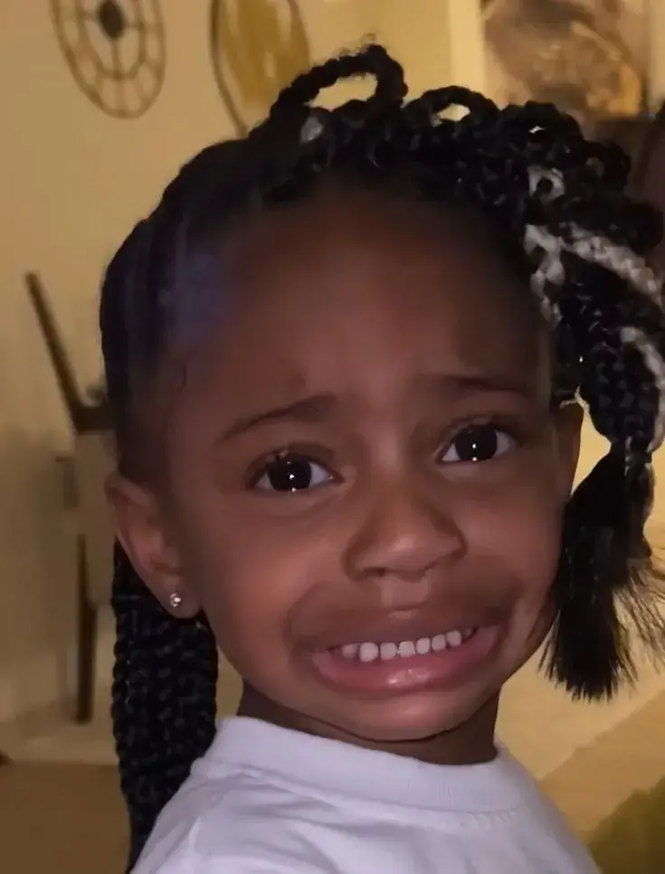 Giọt lệ bé gái da đen lăn dài, gương mặt đầy u uất.