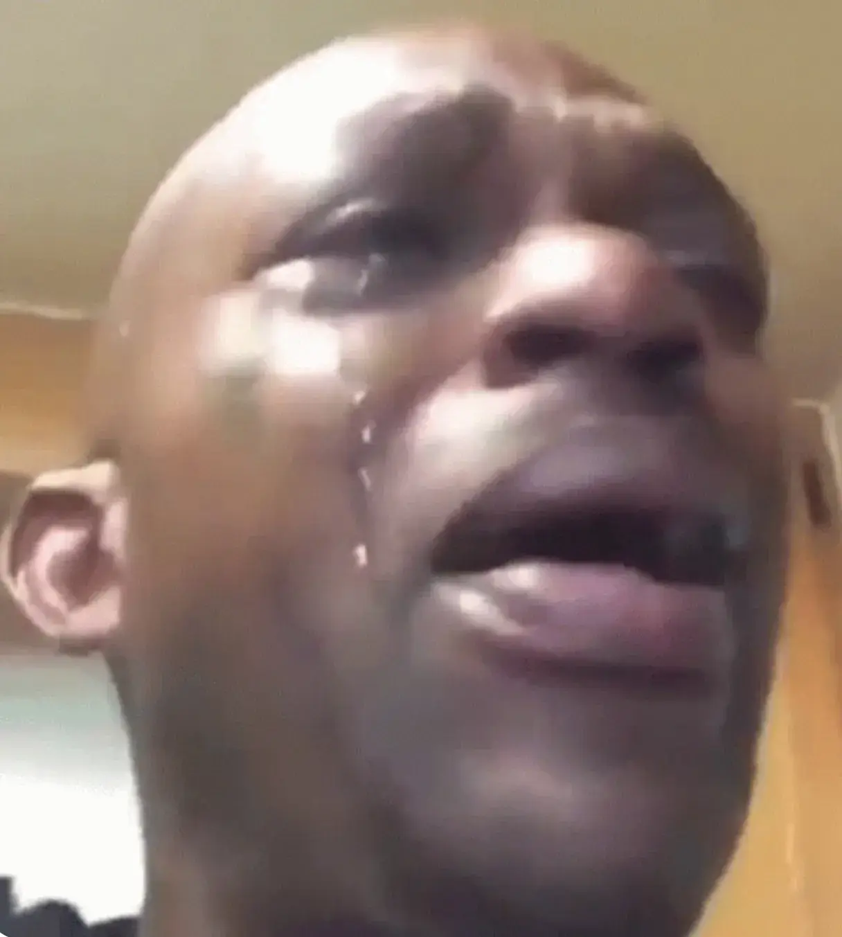 Ánh nhìn mệt mỏi, như đang gồng mình kìm nén.