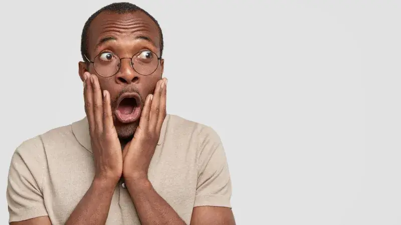 Anh da đen há hốc mồm ánh mắt sáng rực