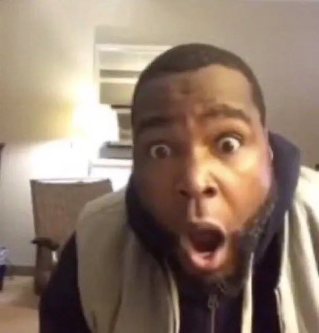 Biểu cảm ngạc nhiên anh da đen gương mặt đỏ rực