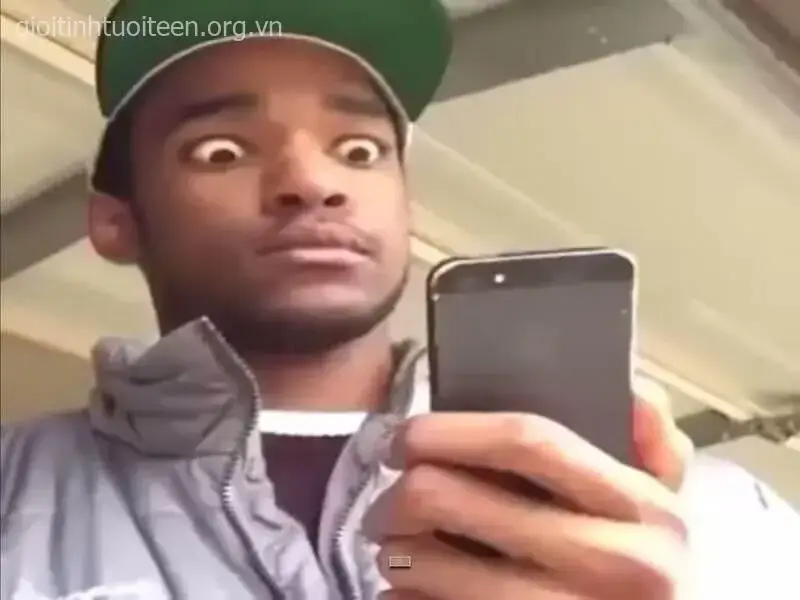 Biểu cảm bất ngờ anh da đen gương mặt nghiêm trọng