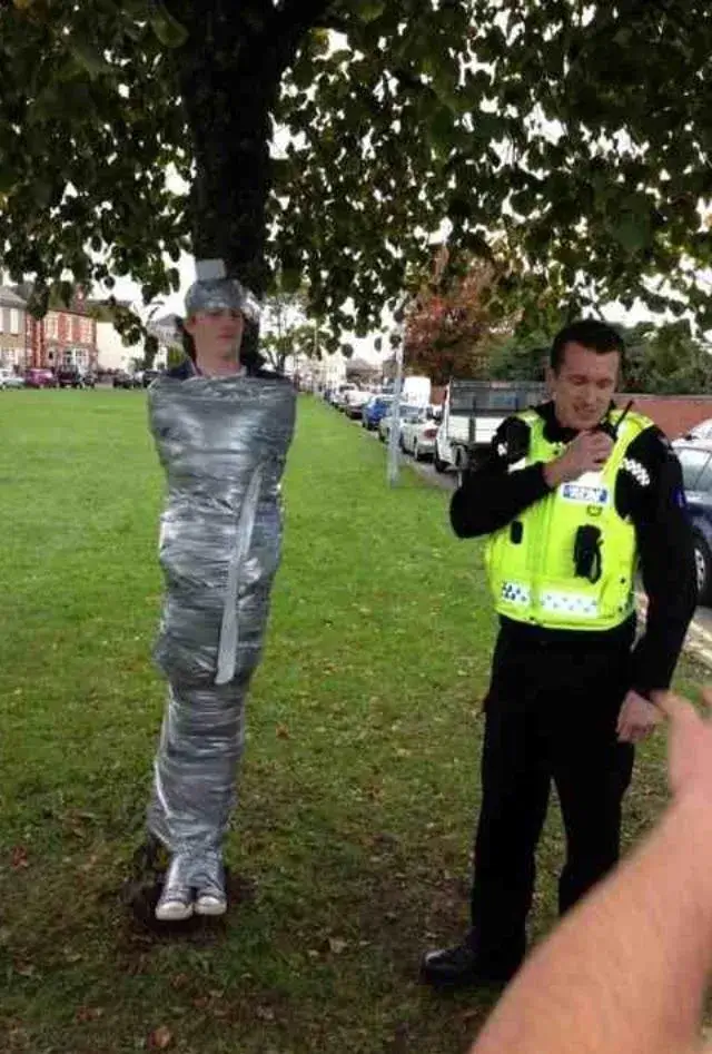 4 Meme bị công an bắt – ảnh chế châm biếm duyên dáng và đầy hài hước