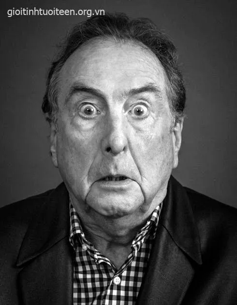 Gương mặt sốc như bị vả vào hiện thực.