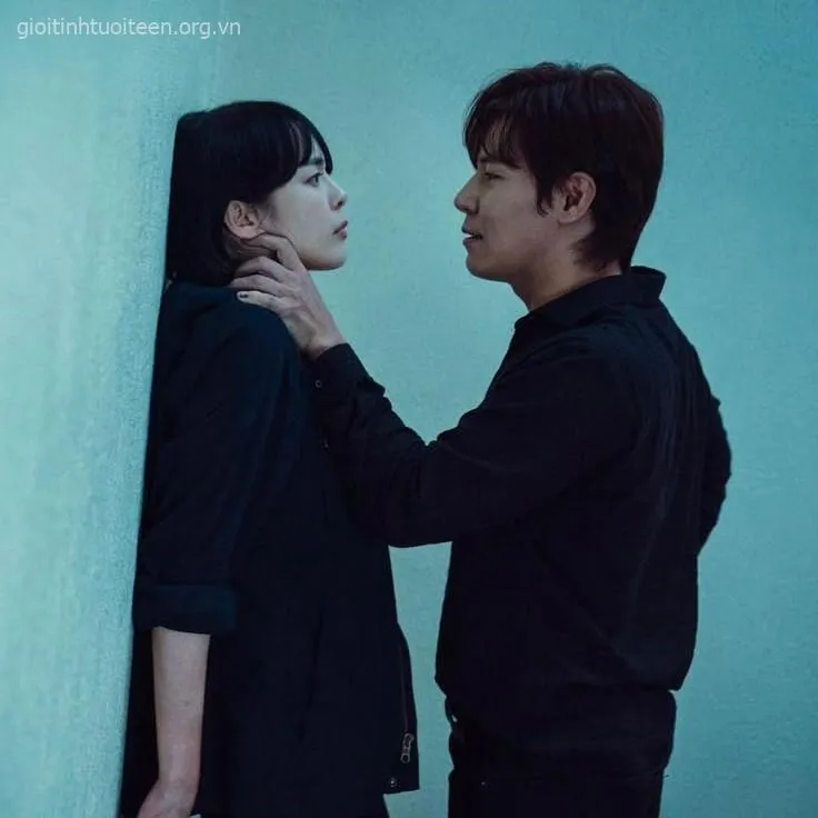 Hình meme bóp cổ bựa lầy tạo tiếng cười.