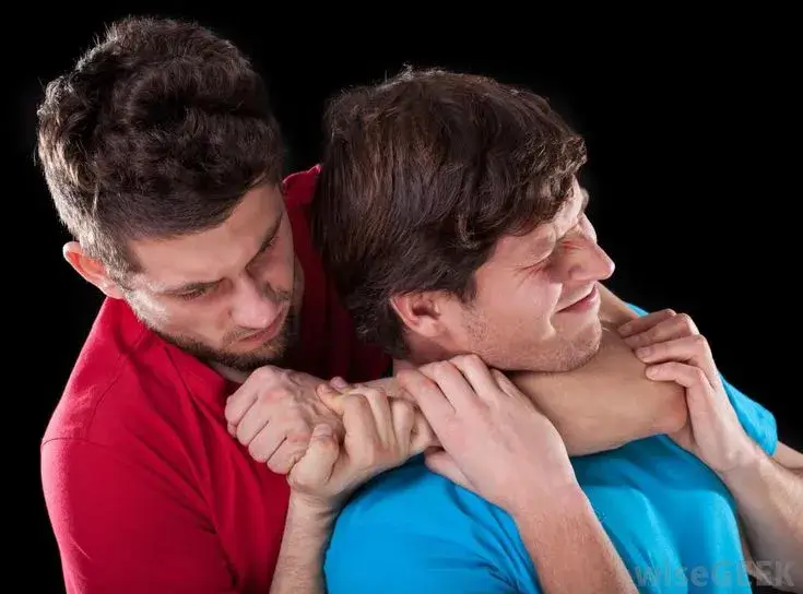 Ảnh chế siết cổ dí dỏm trong tình huống giả vờ tức.