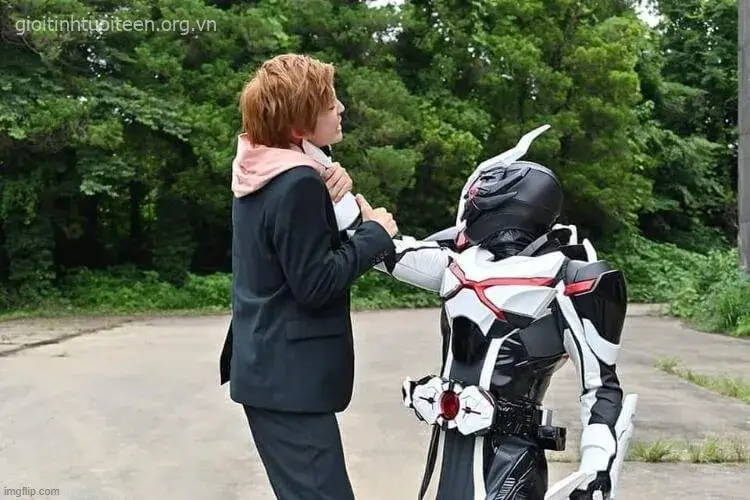 Hình meme giả vờ siết cổ bạn bè troll.