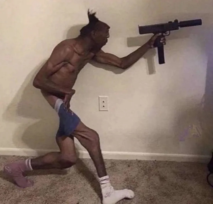 Meme nhân vật cầm súng nhìn bá đạo ghê.