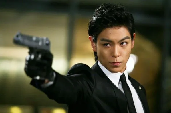 Hình chế chỉa súng tạo cảm giác vừa hài.