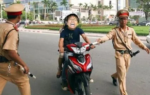 Ảnh chế cảnh sát giao thông bắt xe với nét mặt ngộ nghĩnh