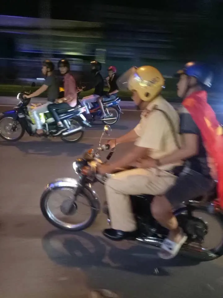 Đi cổ vũ bóng đá bị công an giao thông bắt xe