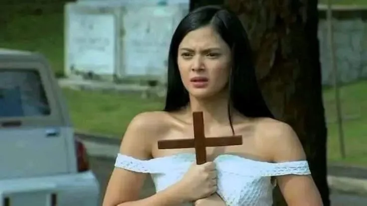 BST Meme Cầm Thánh Giá: Biểu tượng "trừ tà" hài hước, lầy lội của netizen