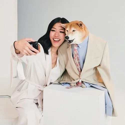 Chú chó mặc vest chụp ảnh với cô chủ