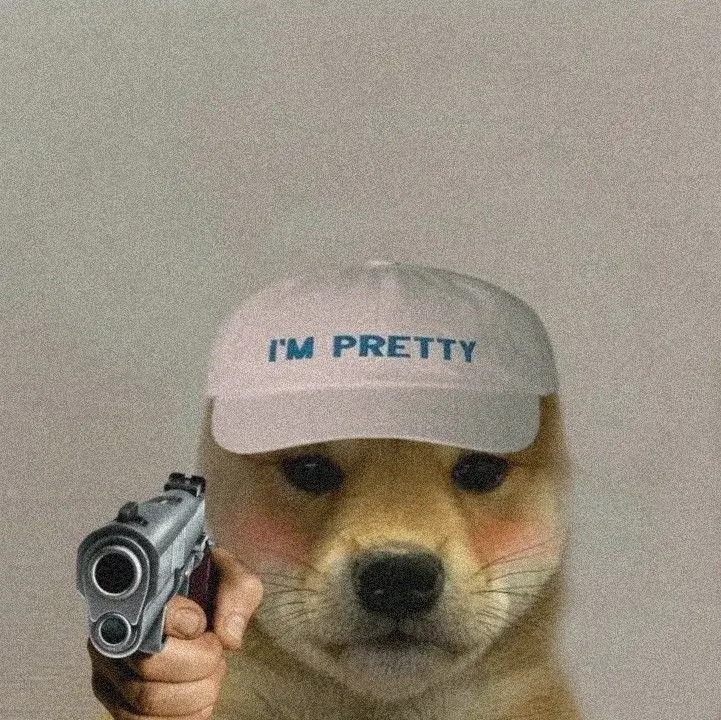 Meme chó Shiba cầm súng lục nhìn cực hài hước.