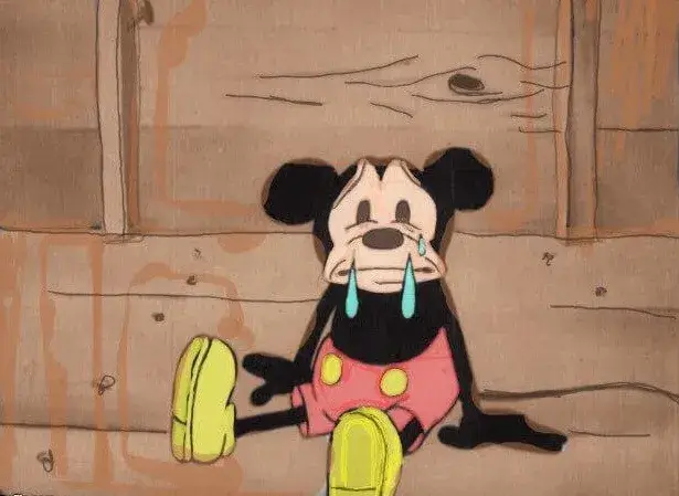 Mickey rơi nước mắt, khuôn mặt nhỏ bé đáng thương.