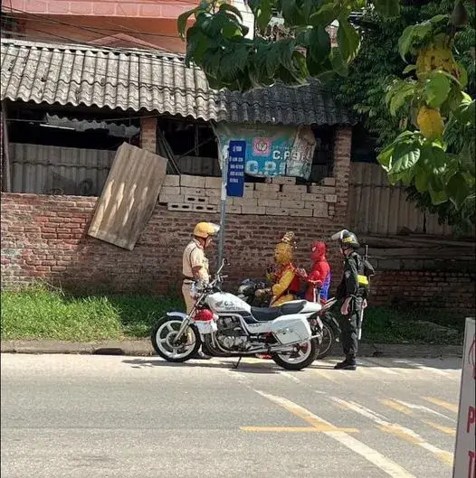 Ảnh chế chiến sĩ giao thông thổi còi cực đáng yêu và hài