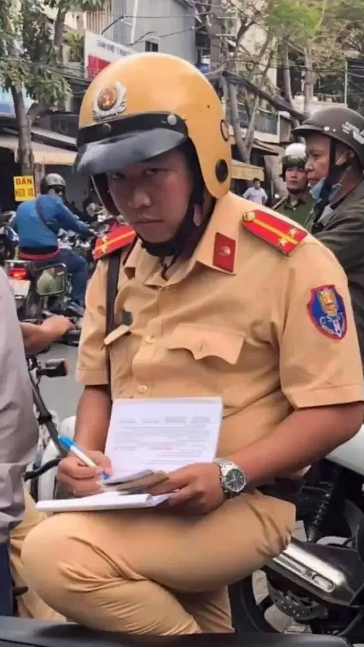 Meme cảnh sát giao thông nghiêm túc nhưng cực hài hước