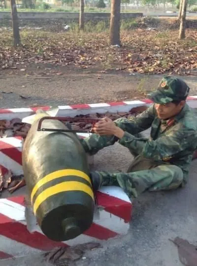 Meme chiến sĩ công an cưa bom dí dỏm khiến netizen thích thú