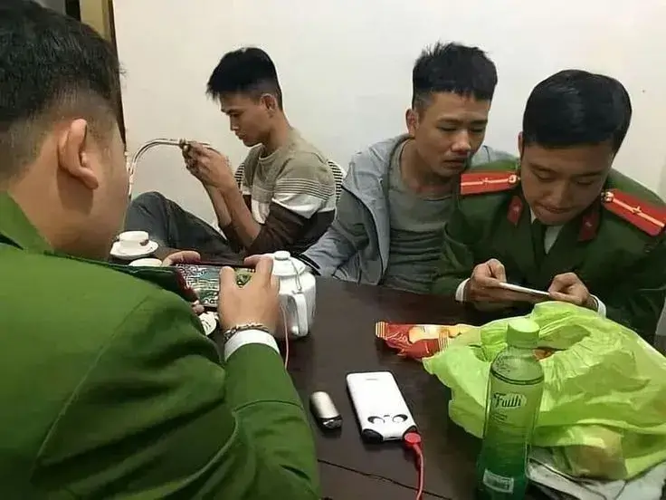 Meme cảnh sát tỉnh bơ nhưng khiến netizen cười ngất