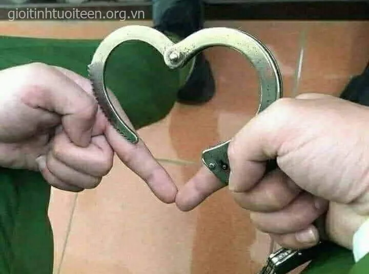 Chiếc còng số 8