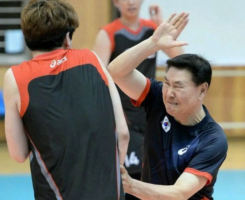 Khám phá Meme Đánh Lưng, Đánh Vào Vai hài hước và siêu đáng yêu