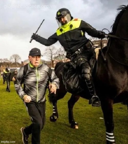 Khoảnh khắc đánh lưng bất ngờ khiến ai cũng sốc.