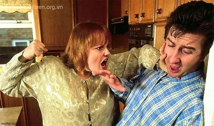 Cô gái đẩy chàng trai vào tường và giơ nắm đấm