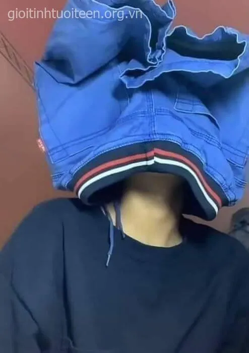 Biểu cảm giận hờn, nhưng vẫn phải đội quần cực kỳ ngốc nghếch