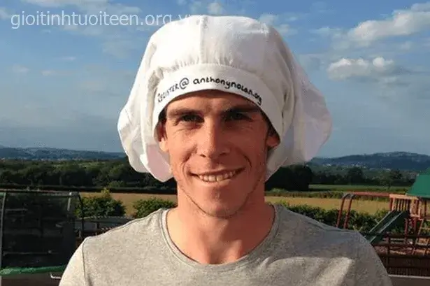 Hình meme đội quần ánh mắt căng thẳng, vẻ mặt bất lực