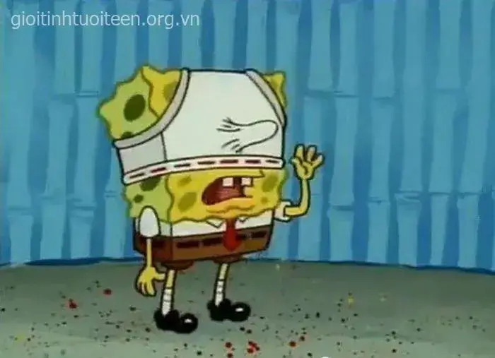 Meme đội quần gương mặt trầm tư, ánh mắt bất an