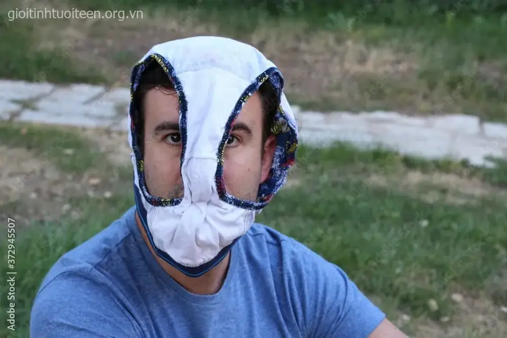 Ảnh chế thú vị khi nhân vật đỏ mặt quê muốn trốn