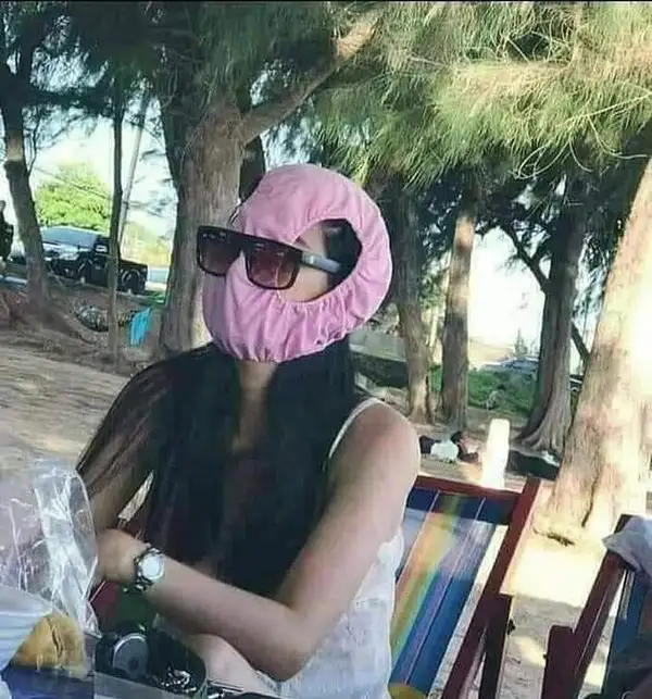 Meme hài hước lan truyền trên mạng xã hội với vẻ lúng túng