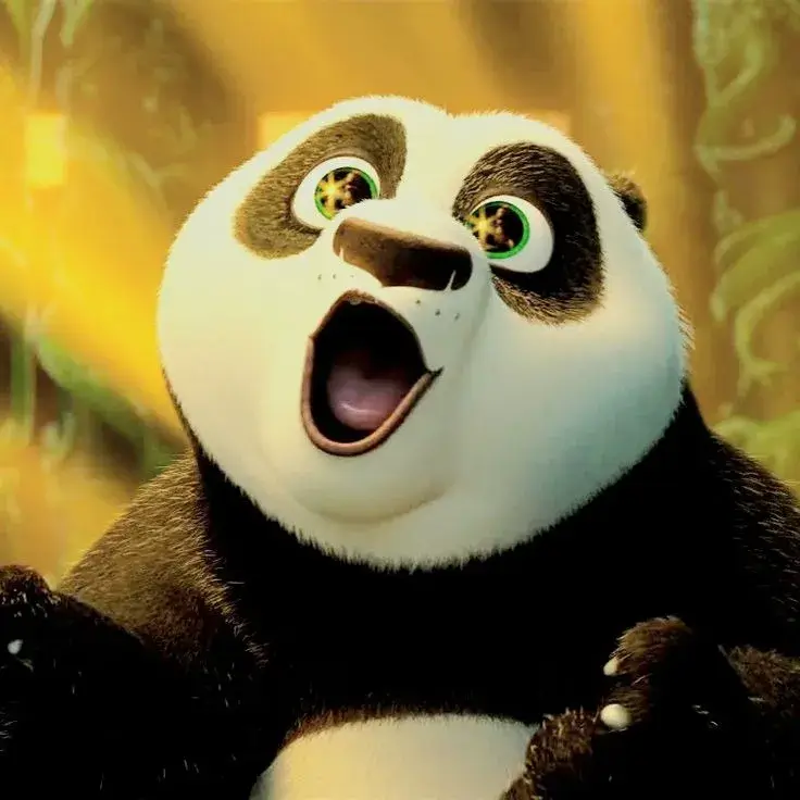 Gấu Poo cười híp mắt nhưng miệng cười méo xệch