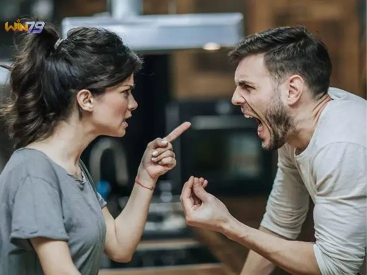 Ảnh 2 vợ chồng cãi nhau