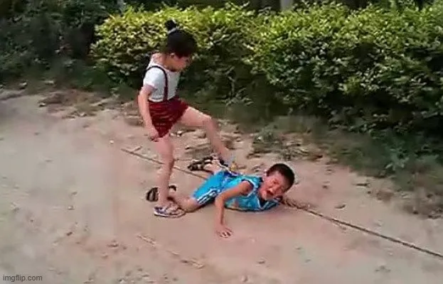 Khoảnh khắc đánh nhau rồi ngã nhào cực hài.