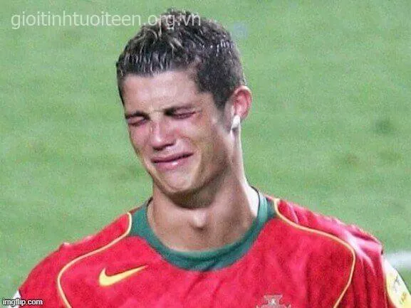 CR7 ôm mặt khóc đầy tủi thân nhưng hài hước.