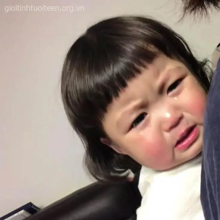 Meme em bé khóc tủi thân trông thật đáng thương và ngây ngô.