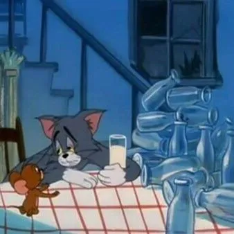 Vẻ mặt mèo ngái ngủ, dáng vẻ ngơ ngác cực dễ thương.