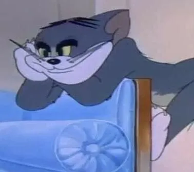 Mèo Tom cười nửa miệng rất tinh nghịch