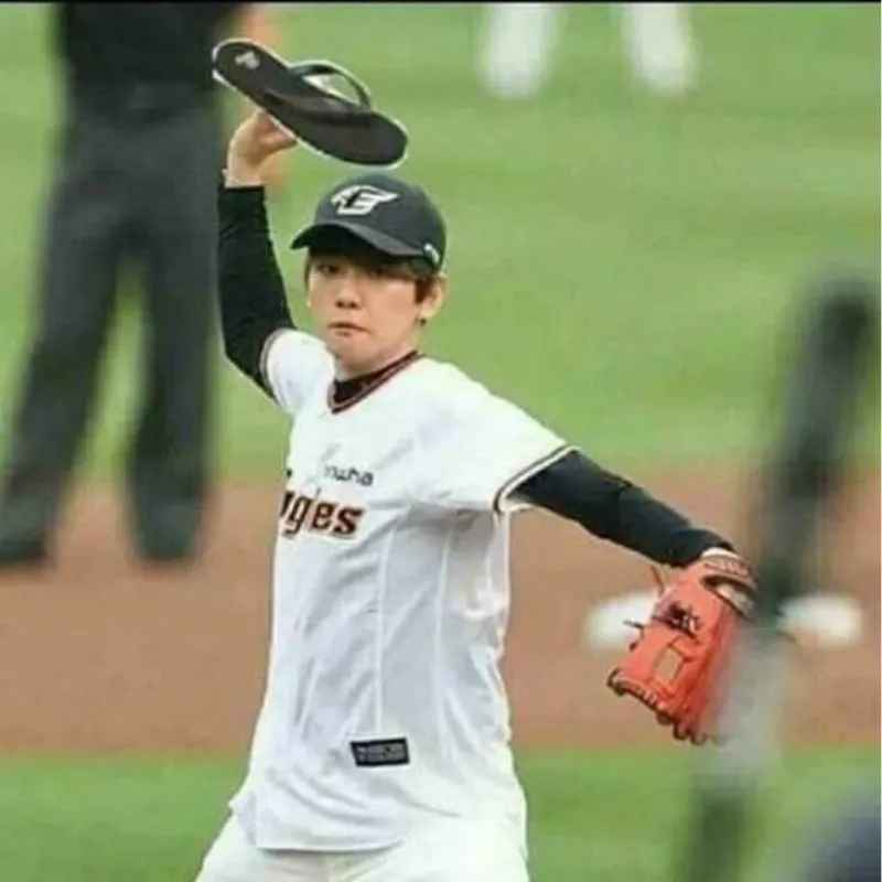 Ảnh chế cầm dép ném tượng trưng bực bội đáng yêu