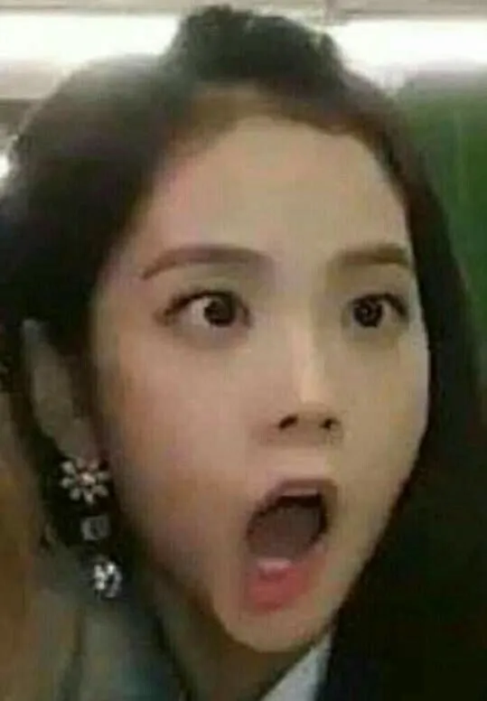 Meme hoang mang há hốc mồm, gương mặt đỏ rực