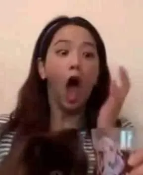 Meme ngạc nhiên há mồm, ánh mắt tròn xoe cực hài