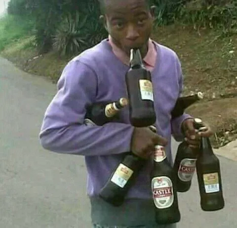 Hình ảnh bạn nhậu cười toe, mặt đỏ phừng phừng cực troll.