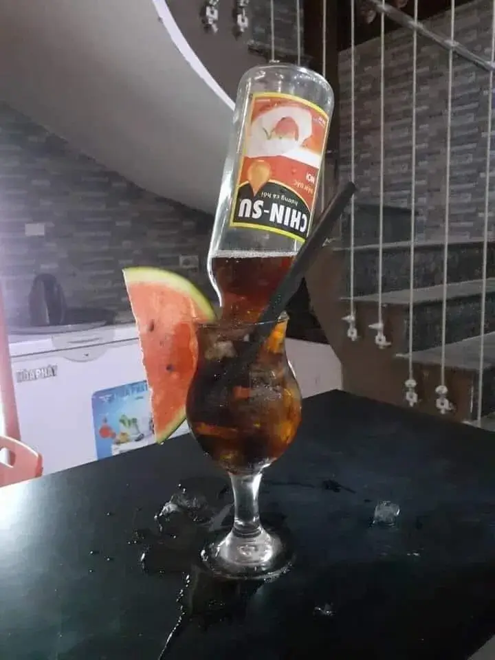 Ảnh bạn nhậu say rượu, ôm vai bá cổ siêu lầy.