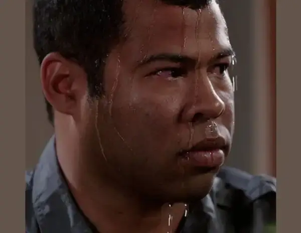 Hình chế gương mặt shock pha lẫn sự hoang mang tột độ.