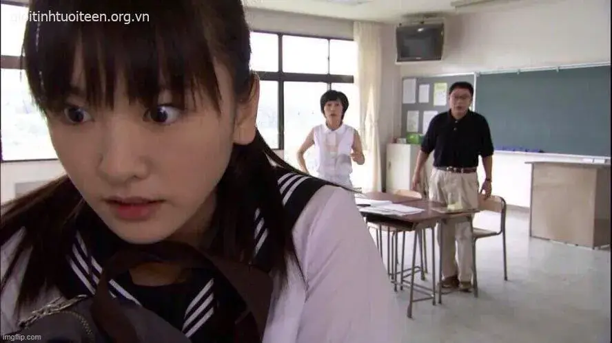 Cú choáng bất ngờ khiến nhân vật há miệng to tướng.