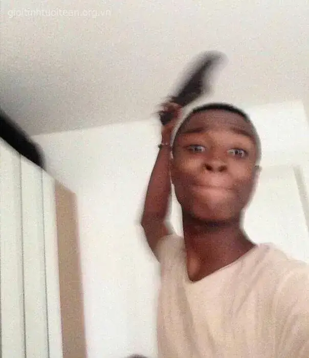 Khoảnh khắc anh da đen tát vào mặt chớp nhoáng