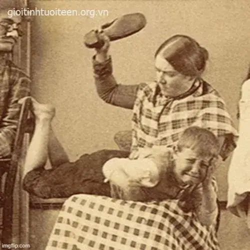 Hình đánh vào mông lầy lội, cười xỉu luôn.