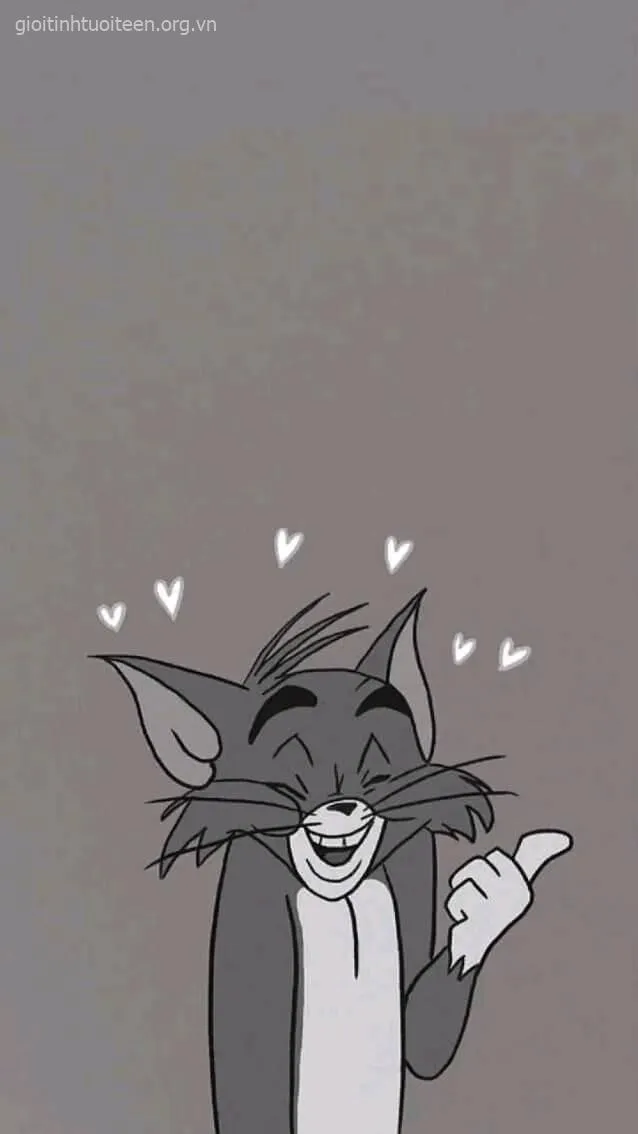 Hình Tom ngầu khi khoanh tay đứng tự tin.