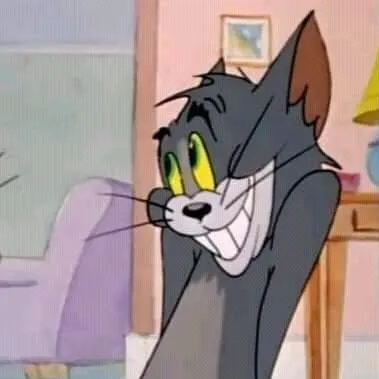 Mèo Tom troll ngu ngơ, dáng điệu buồn cười.