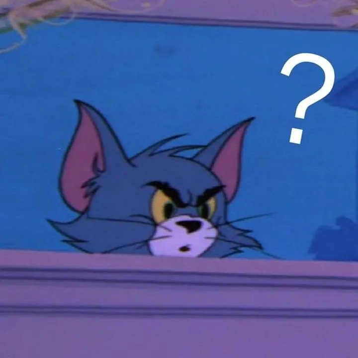 Tom ngồi thẫn thờ, ánh mắt xa xăm.